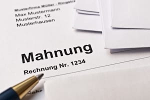 Eingehungsbetrug nach § 263 StGB begeht zum Beispiel, wer auf Rechnung kauft und nach Warenerhalt nicht zahlt.