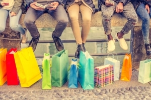 Clevere Spartipps: Kaufen Sie überlegt ein und lassen Sie sich nicht zu impulsiven Shoppingtrips verleiten.