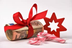 Zum unpfändbaren Einkommen bei einer Privatinsolvenz gehört unter anderem das Weihnachtsgeld.