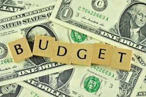 Haushaltsplan: Die fixen Kosten ziehen Sie von Ihren Einnahmen ab und erhalten so Ihr Budget.