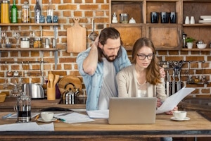 Hilfe bei einer Firmeninsolvenz gibt es meist durch Anwälte und Sanierungsberater.
