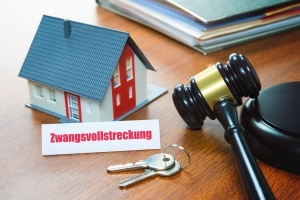 Die Immobilien-Zwangsvollstreckung unterliegt Regeln und einem festen Ablauf.