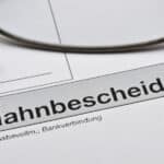 Mahnbescheide werden von Gerichten ausgestellt.