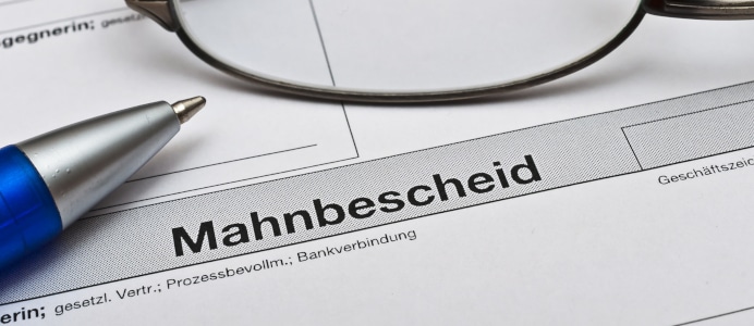 Mahnbescheide werden von Gerichten ausgestellt.