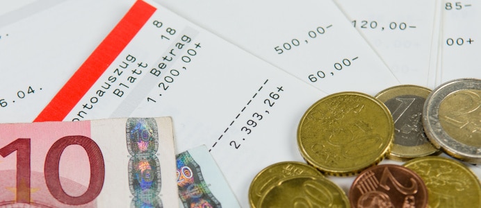 Während der Privatinsolvenz wird das Einkommen des Schuldners zumindest teilweise an den Treuhänder abgeführt.