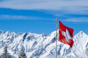 Eine Umschuldung trotz Lohnpfändung ist möglich, wenn Sie den neuen Kredit in der Schweiz aufnehmen.