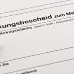 Der Vollstreckungstitel ist laut Definition eine öffentliche Urkunde über das Bestehen eines konkreten Anspruchs. Er berechtigt den Inhaber zur Zwangsvollstreckung.