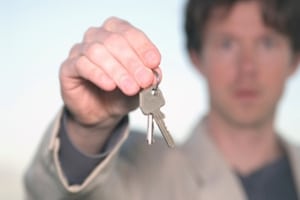 Darf der Gerichtsvollzieher bei einer Zwangsvollstreckung mein Auto ohne Brief pfänden?